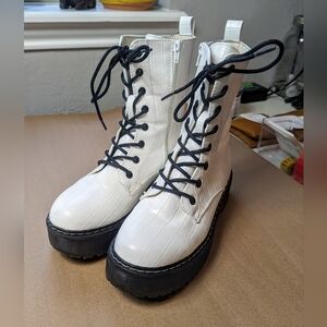 Unionbay White Boots (Size 8.5W)
